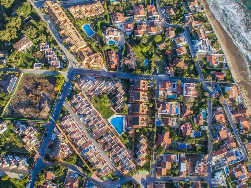 Currently, under the current urban development plan, the plot is classified as unconsolidated urban land, making construction unfeasible. It is awaiting a PERI (Special Interior Reform Plan), meaning it would need an urbanization project, and the initiati