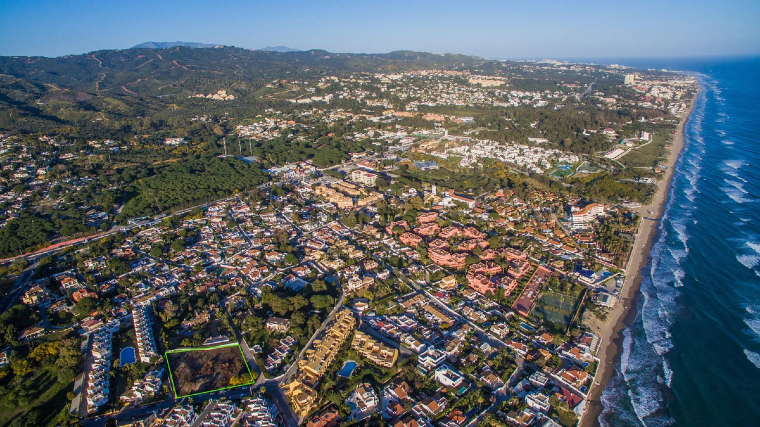 Currently, under the current urban development plan, the plot is classified as unconsolidated urban land, making construction unfeasible. It is awaiting a PERI (Special Interior Reform Plan), meaning it would need an urbanization project, and the initiati