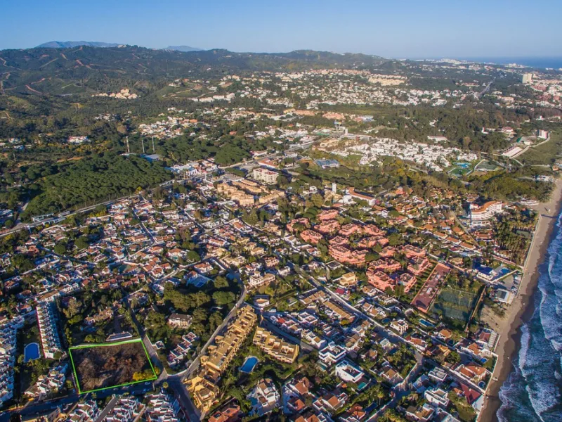 Currently, under the current urban development plan, the plot is classified as unconsolidated urban land, making construction unfeasible. It is awaiting a PERI (Special Interior Reform Plan), meaning it would need an urbanization project, and the initiati
