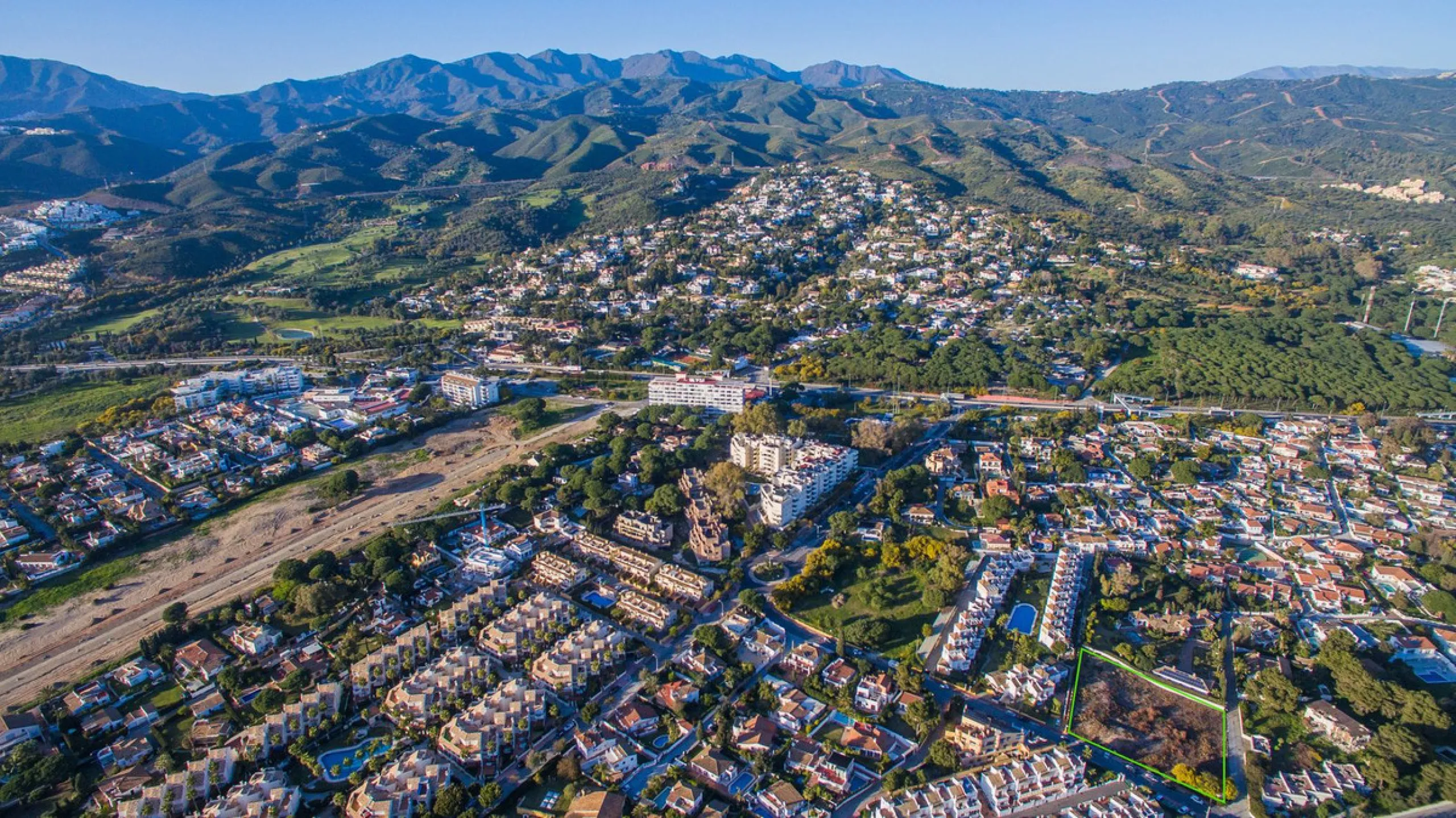 Currently, under the current urban development plan, the plot is classified as unconsolidated urban land, making construction unfeasible. It is awaiting a PERI (Special Interior Reform Plan), meaning it would need an urbanization project, and the initiati