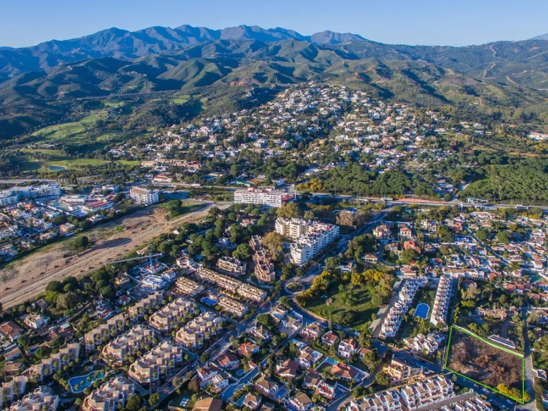 Currently, under the current urban development plan, the plot is classified as unconsolidated urban land, making construction unfeasible. It is awaiting a PERI (Special Interior Reform Plan), meaning it would need an urbanization project, and the initiati