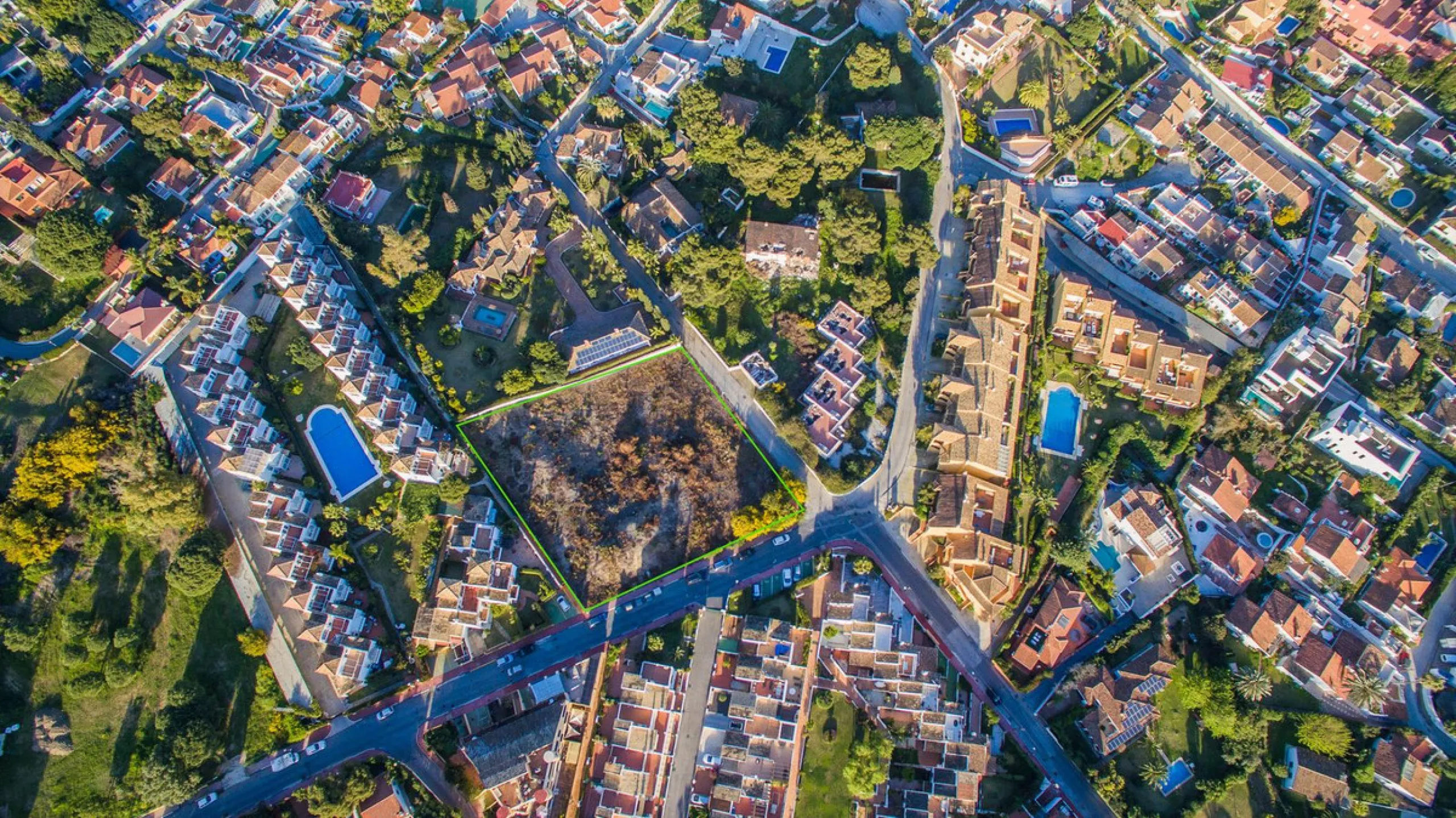 Currently, under the current urban development plan, the plot is classified as unconsolidated urban land, making construction unfeasible. It is awaiting a PERI (Special Interior Reform Plan), meaning it would need an urbanization project, and the initiati