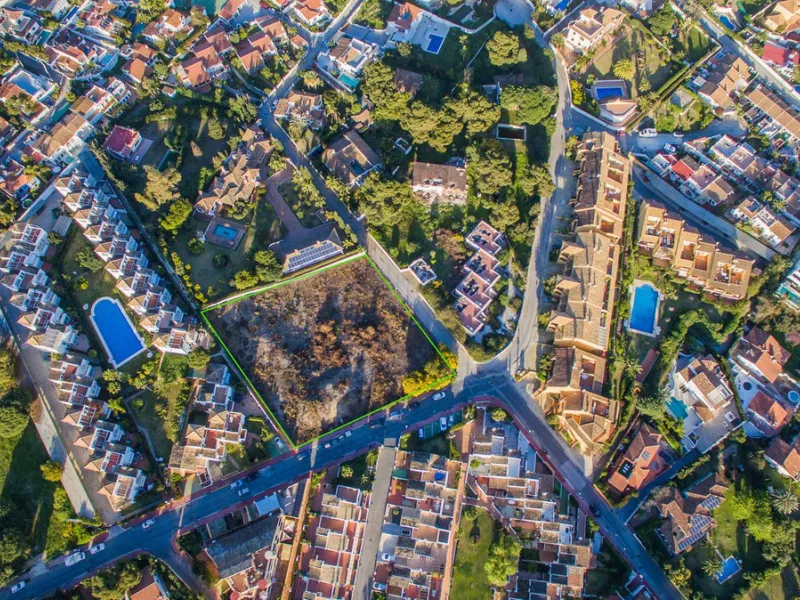 Currently, under the current urban development plan, the plot is classified as unconsolidated urban land, making construction unfeasible. It is awaiting a PERI (Special Interior Reform Plan), meaning it would need an urbanization project, and the initiati