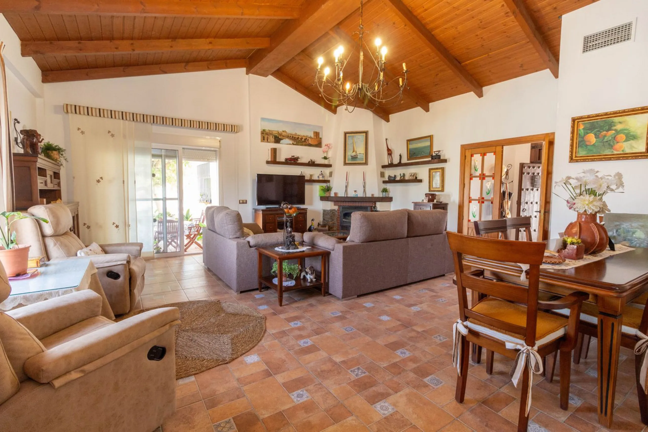 Discover the epitome of rustic elegance in this magnificent Andalucian cortijo, nestled in the serene countryside of Entrerrios (15 mins to Fuengirola and La Cala de Mijas). Built in 2004 to impeccable standards, this detached house offers a harmonious bl