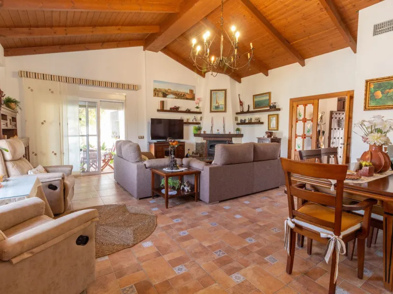 Discover the epitome of rustic elegance in this magnificent Andalucian cortijo, nestled in the serene countryside of Entrerrios (15 mins to Fuengirola and La Cala de Mijas). Built in 2004 to impeccable standards, this detached house offers a harmonious bl
