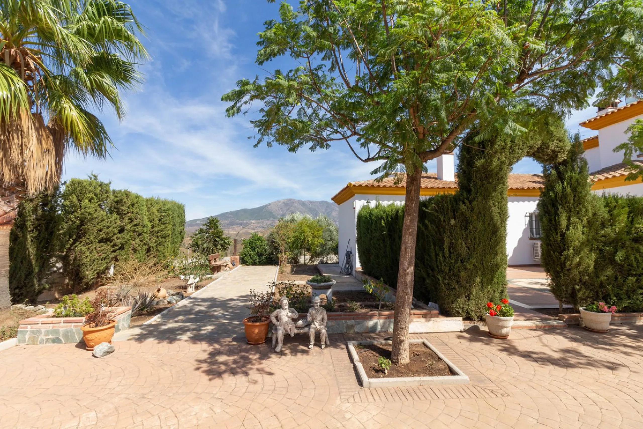 Discover the epitome of rustic elegance in this magnificent Andalucian cortijo, nestled in the serene countryside of Entrerrios (15 mins to Fuengirola and La Cala de Mijas). Built in 2004 to impeccable standards, this detached house offers a harmonious bl