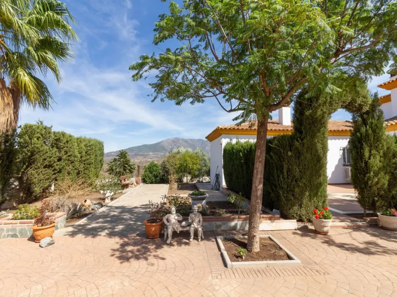 Discover the epitome of rustic elegance in this magnificent Andalucian cortijo, nestled in the serene countryside of Entrerrios (15 mins to Fuengirola and La Cala de Mijas). Built in 2004 to impeccable standards, this detached house offers a harmonious bl