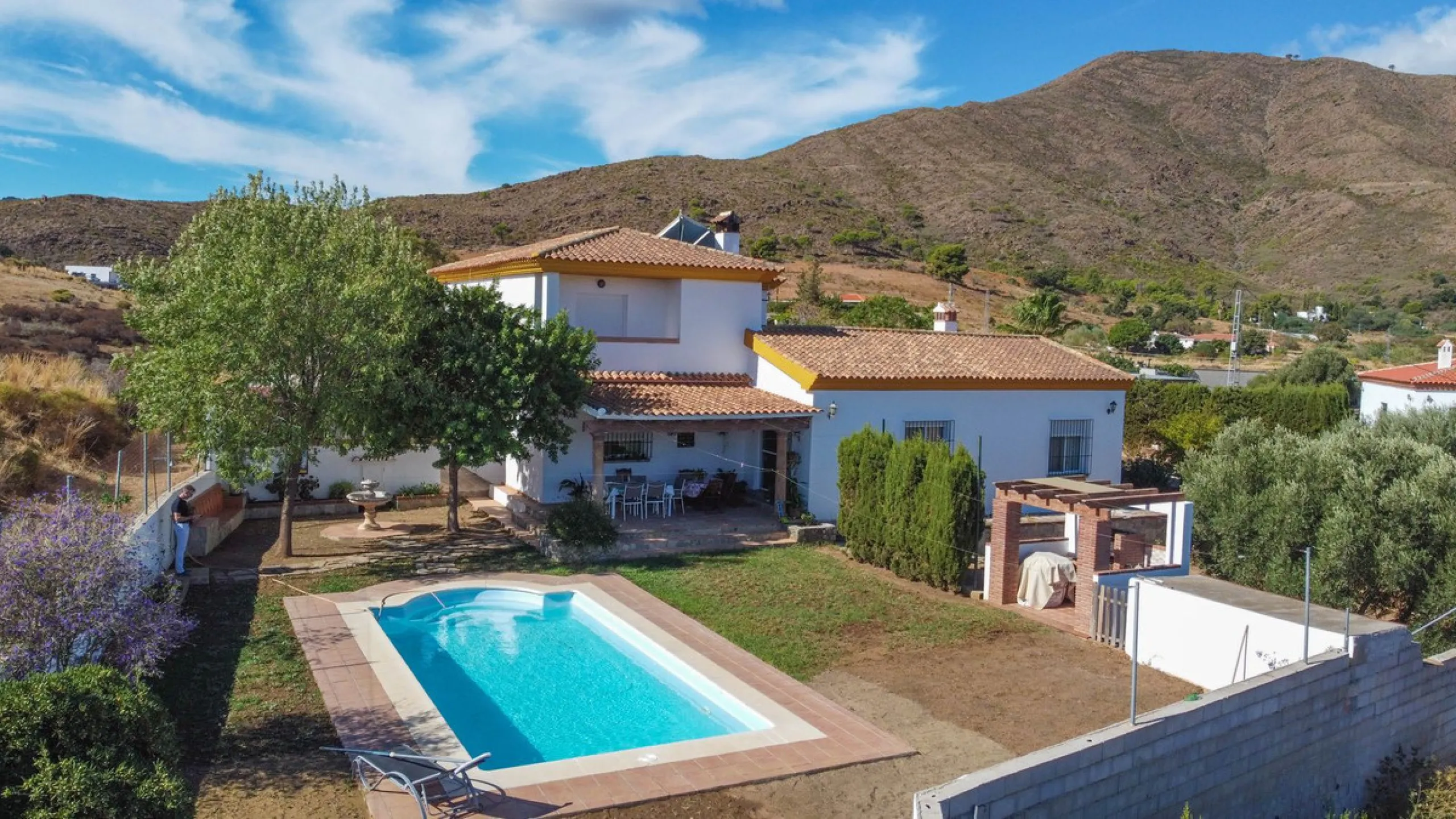 Discover the epitome of rustic elegance in this magnificent Andalucian cortijo, nestled in the serene countryside of Entrerrios (15 mins to Fuengirola and La Cala de Mijas). Built in 2004 to impeccable standards, this detached house offers a harmonious bl
