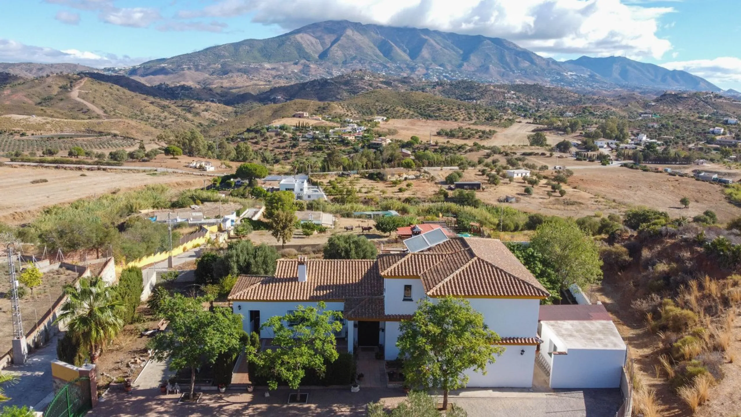 Discover the epitome of rustic elegance in this magnificent Andalucian cortijo, nestled in the serene countryside of Entrerrios (15 mins to Fuengirola and La Cala de Mijas). Built in 2004 to impeccable standards, this detached house offers a harmonious bl