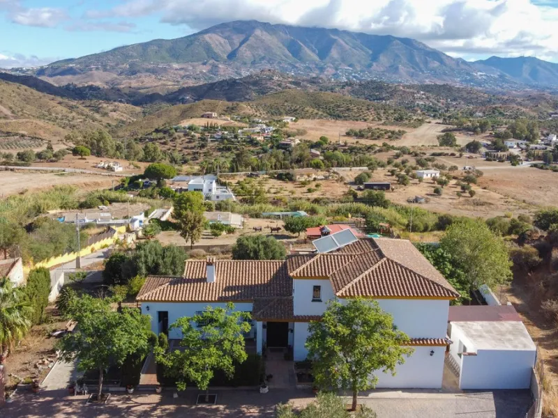 Discover the epitome of rustic elegance in this magnificent Andalucian cortijo, nestled in the serene countryside of Entrerrios (15 mins to Fuengirola and La Cala de Mijas). Built in 2004 to impeccable standards, this detached house offers a harmonious bl