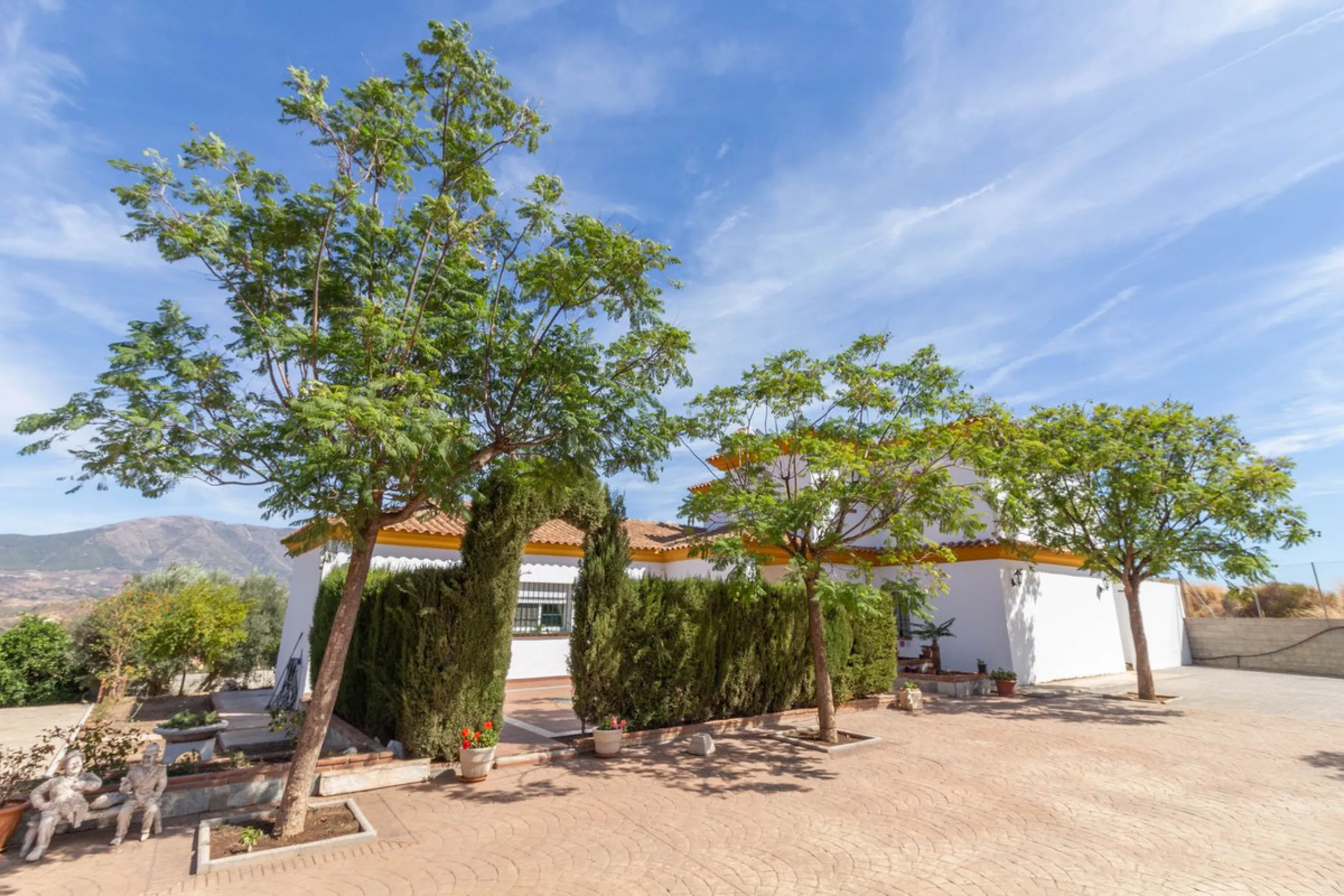 Discover the epitome of rustic elegance in this magnificent Andalucian cortijo, nestled in the serene countryside of Entrerrios (15 mins to Fuengirola and La Cala de Mijas). Built in 2004 to impeccable standards, this detached house offers a harmonious bl