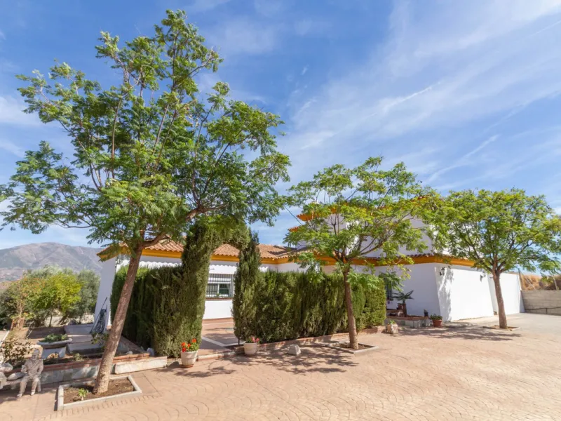 Discover the epitome of rustic elegance in this magnificent Andalucian cortijo, nestled in the serene countryside of Entrerrios (15 mins to Fuengirola and La Cala de Mijas). Built in 2004 to impeccable standards, this detached house offers a harmonious bl