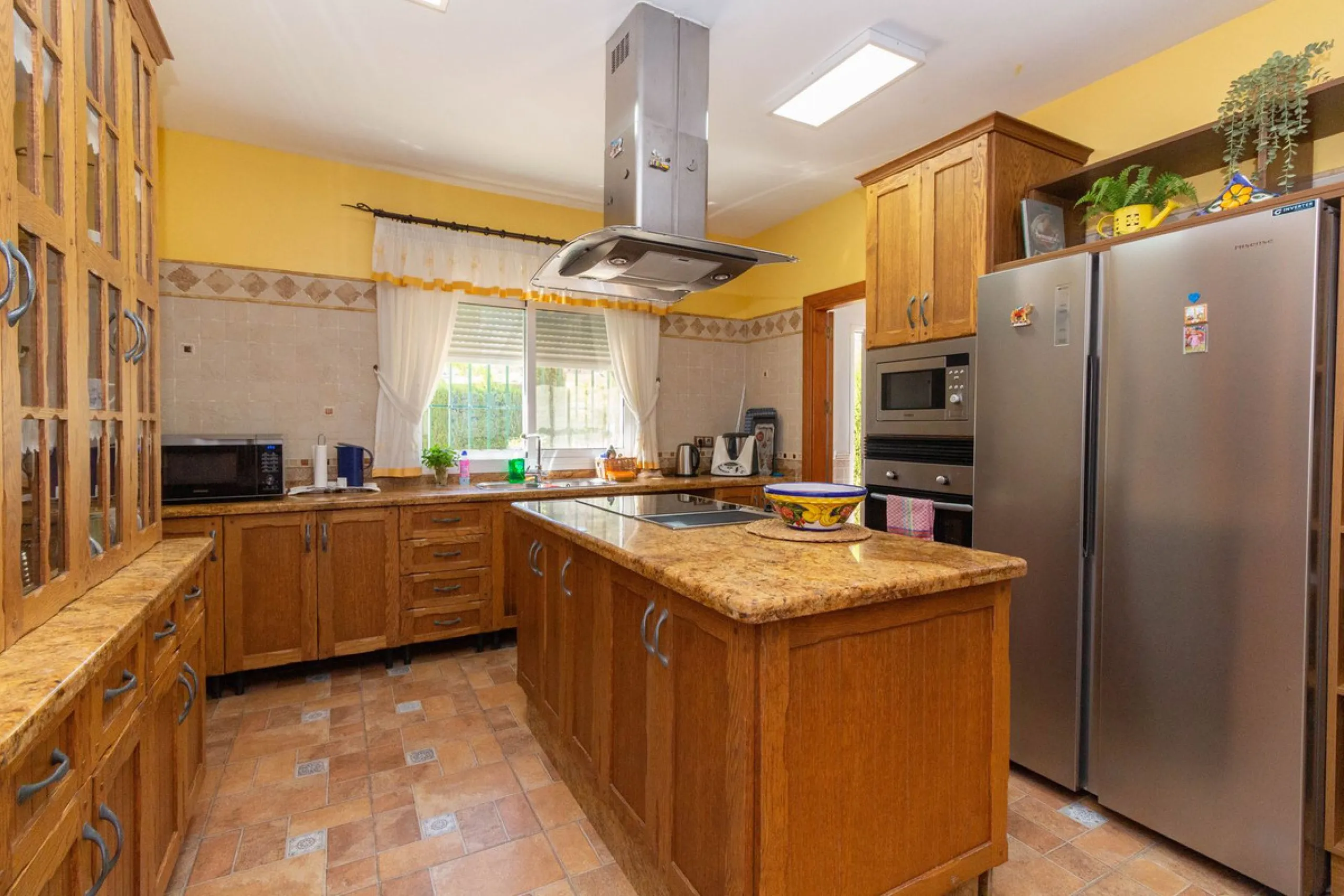 Discover the epitome of rustic elegance in this magnificent Andalucian cortijo, nestled in the serene countryside of Entrerrios (15 mins to Fuengirola and La Cala de Mijas). Built in 2004 to impeccable standards, this detached house offers a harmonious bl