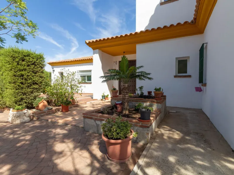 Discover the epitome of rustic elegance in this magnificent Andalucian cortijo, nestled in the serene countryside of Entrerrios (15 mins to Fuengirola and La Cala de Mijas). Built in 2004 to impeccable standards, this detached house offers a harmonious bl