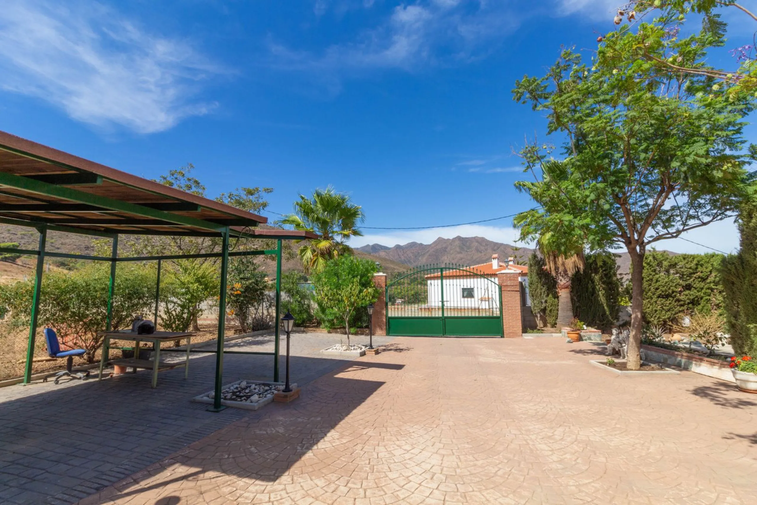 Discover the epitome of rustic elegance in this magnificent Andalucian cortijo, nestled in the serene countryside of Entrerrios (15 mins to Fuengirola and La Cala de Mijas). Built in 2004 to impeccable standards, this detached house offers a harmonious bl