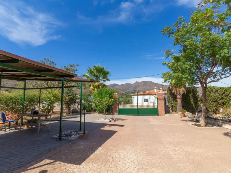 Discover the epitome of rustic elegance in this magnificent Andalucian cortijo, nestled in the serene countryside of Entrerrios (15 mins to Fuengirola and La Cala de Mijas). Built in 2004 to impeccable standards, this detached house offers a harmonious bl