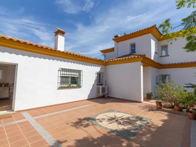 Discover the epitome of rustic elegance in this magnificent Andalucian cortijo, nestled in the serene countryside of Entrerrios (15 mins to Fuengirola and La Cala de Mijas). Built in 2004 to impeccable standards, this detached house offers a harmonious bl