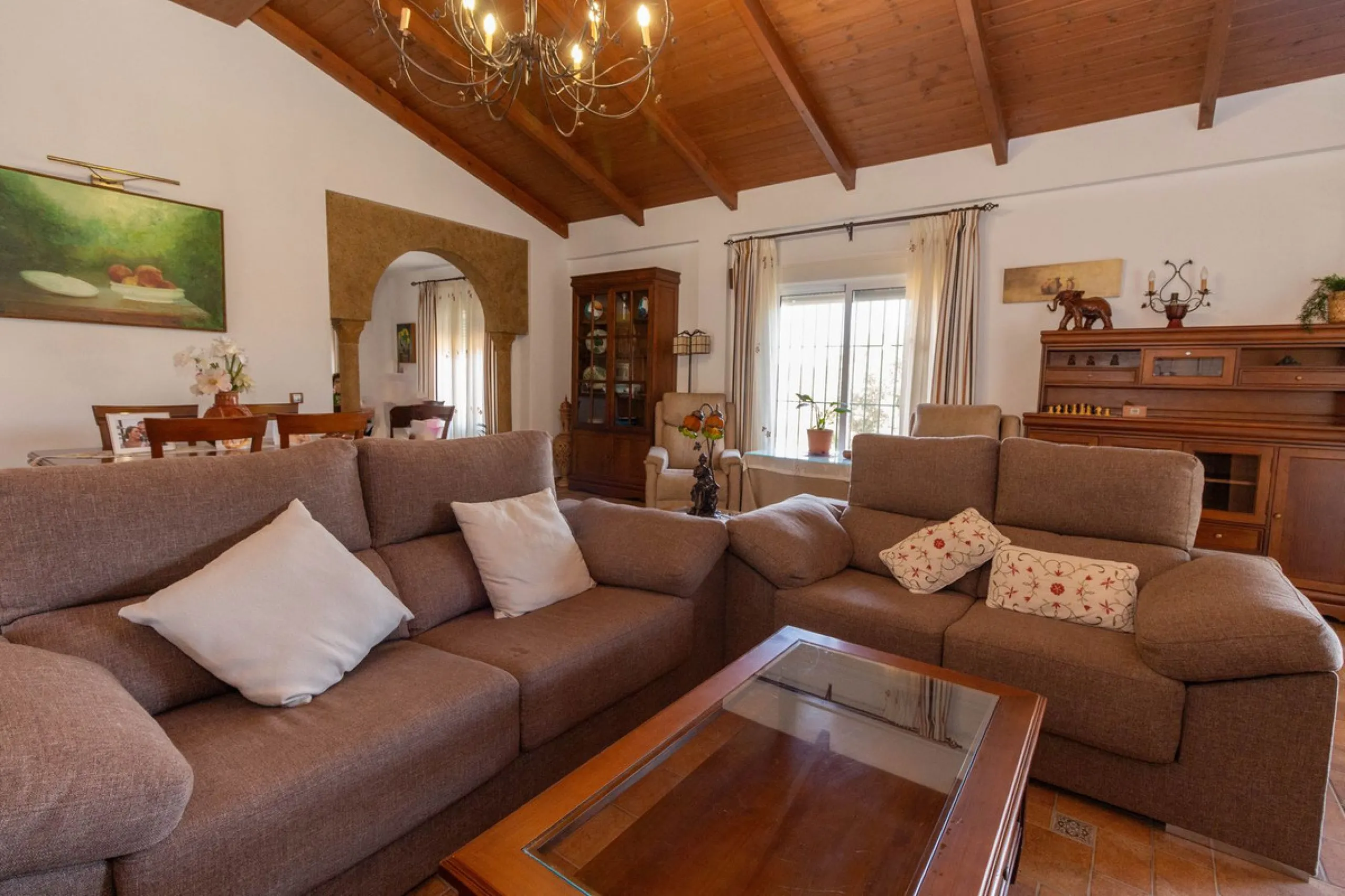 Discover the epitome of rustic elegance in this magnificent Andalucian cortijo, nestled in the serene countryside of Entrerrios (15 mins to Fuengirola and La Cala de Mijas). Built in 2004 to impeccable standards, this detached house offers a harmonious bl
