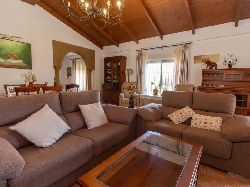 Discover the epitome of rustic elegance in this magnificent Andalucian cortijo, nestled in the serene countryside of Entrerrios (15 mins to Fuengirola and La Cala de Mijas). Built in 2004 to impeccable standards, this detached house offers a harmonious bl