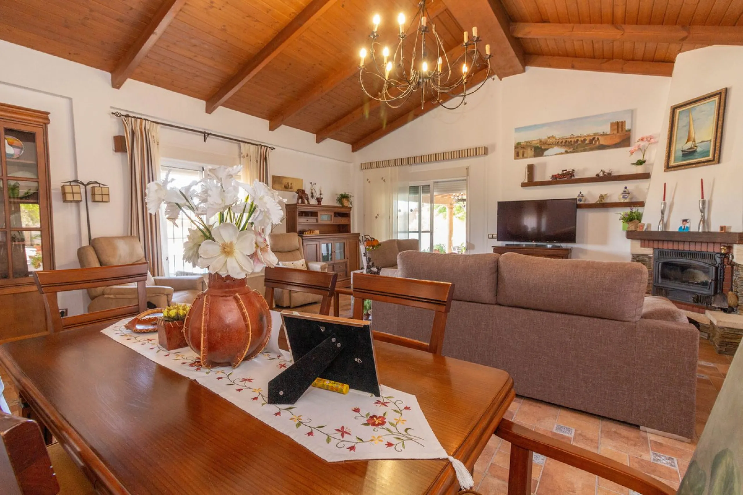 Discover the epitome of rustic elegance in this magnificent Andalucian cortijo, nestled in the serene countryside of Entrerrios (15 mins to Fuengirola and La Cala de Mijas). Built in 2004 to impeccable standards, this detached house offers a harmonious bl
