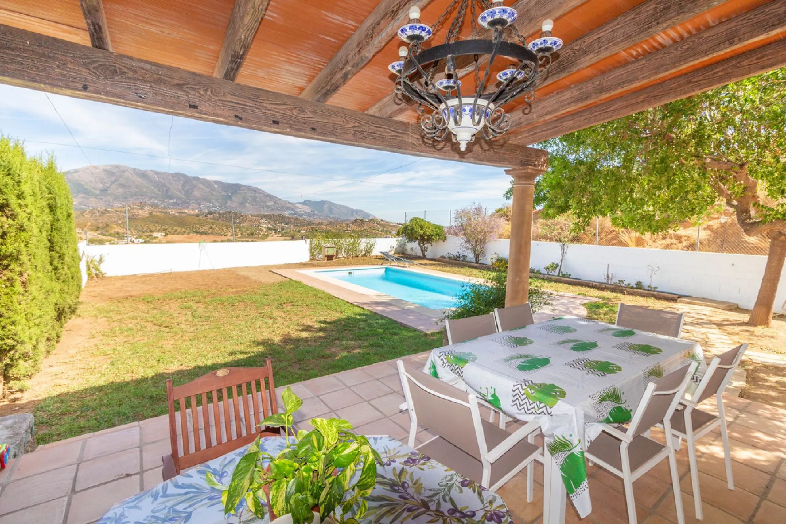 Discover the epitome of rustic elegance in this magnificent Andalucian cortijo, nestled in the serene countryside of Entrerrios (15 mins to Fuengirola and La Cala de Mijas). Built in 2004 to impeccable standards, this detached house offers a harmonious bl