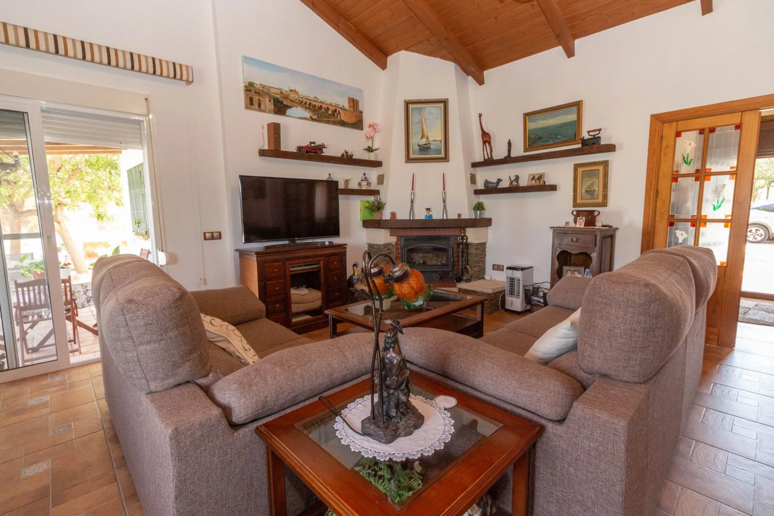 Discover the epitome of rustic elegance in this magnificent Andalucian cortijo, nestled in the serene countryside of Entrerrios (15 mins to Fuengirola and La Cala de Mijas). Built in 2004 to impeccable standards, this detached house offers a harmonious bl