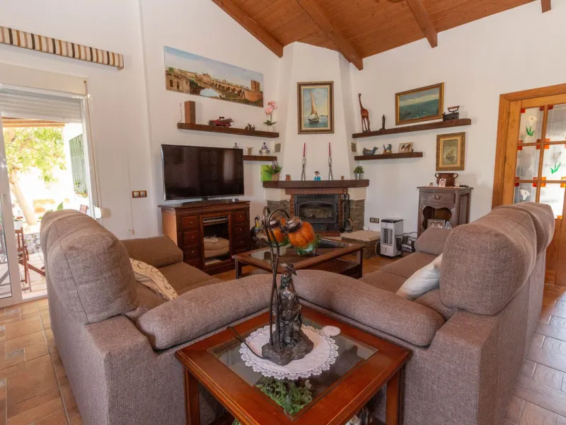 Discover the epitome of rustic elegance in this magnificent Andalucian cortijo, nestled in the serene countryside of Entrerrios (15 mins to Fuengirola and La Cala de Mijas). Built in 2004 to impeccable standards, this detached house offers a harmonious bl