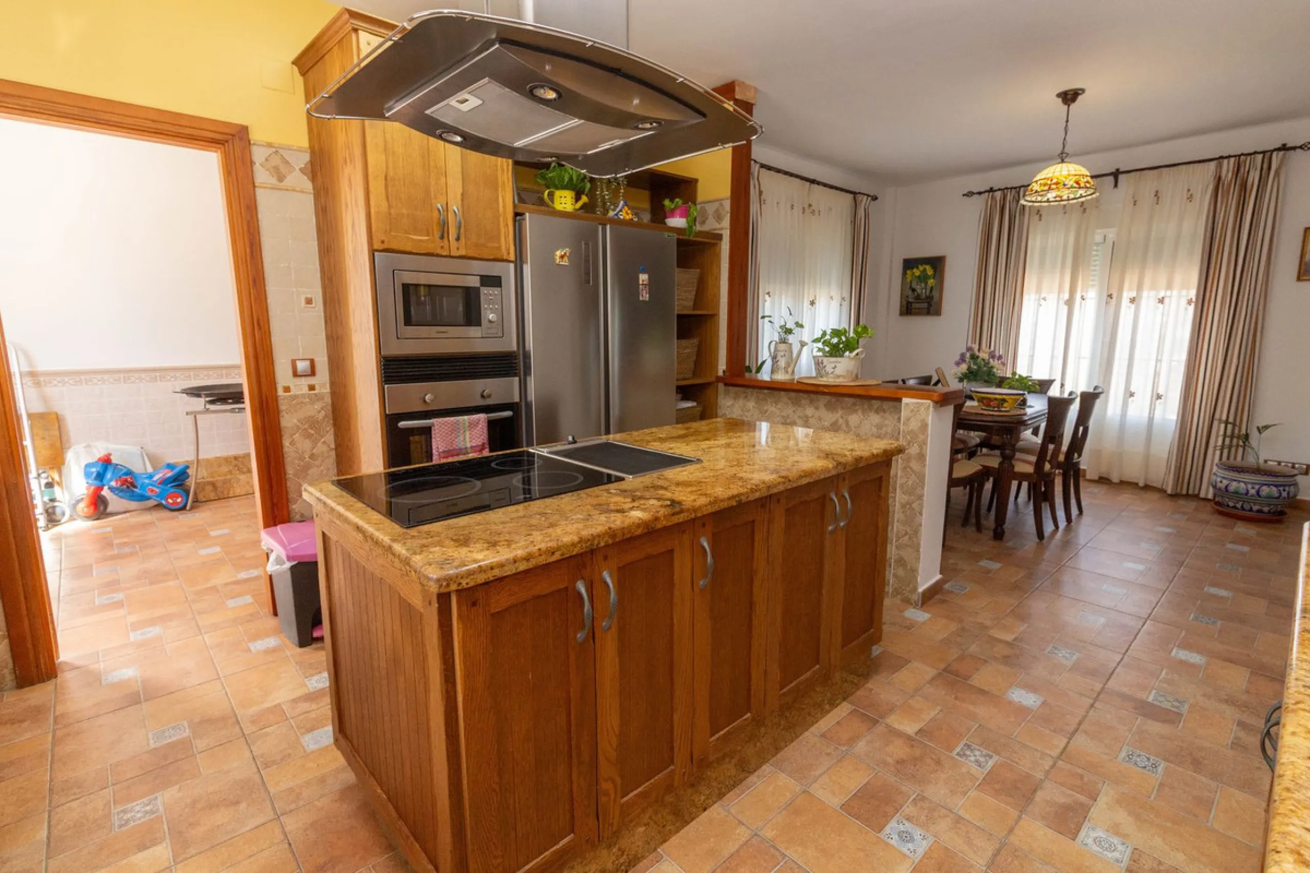 Discover the epitome of rustic elegance in this magnificent Andalucian cortijo, nestled in the serene countryside of Entrerrios (15 mins to Fuengirola and La Cala de Mijas). Built in 2004 to impeccable standards, this detached house offers a harmonious bl