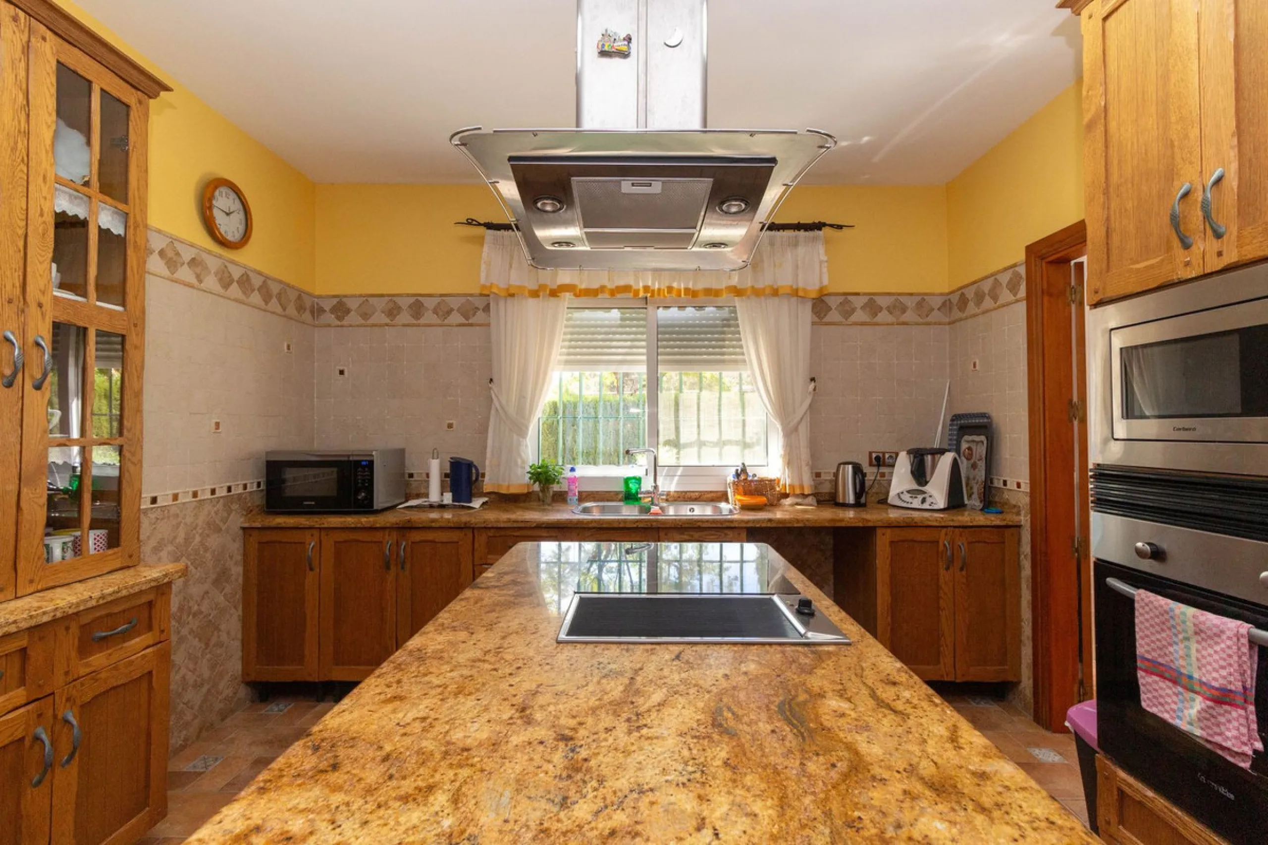Discover the epitome of rustic elegance in this magnificent Andalucian cortijo, nestled in the serene countryside of Entrerrios (15 mins to Fuengirola and La Cala de Mijas). Built in 2004 to impeccable standards, this detached house offers a harmonious bl