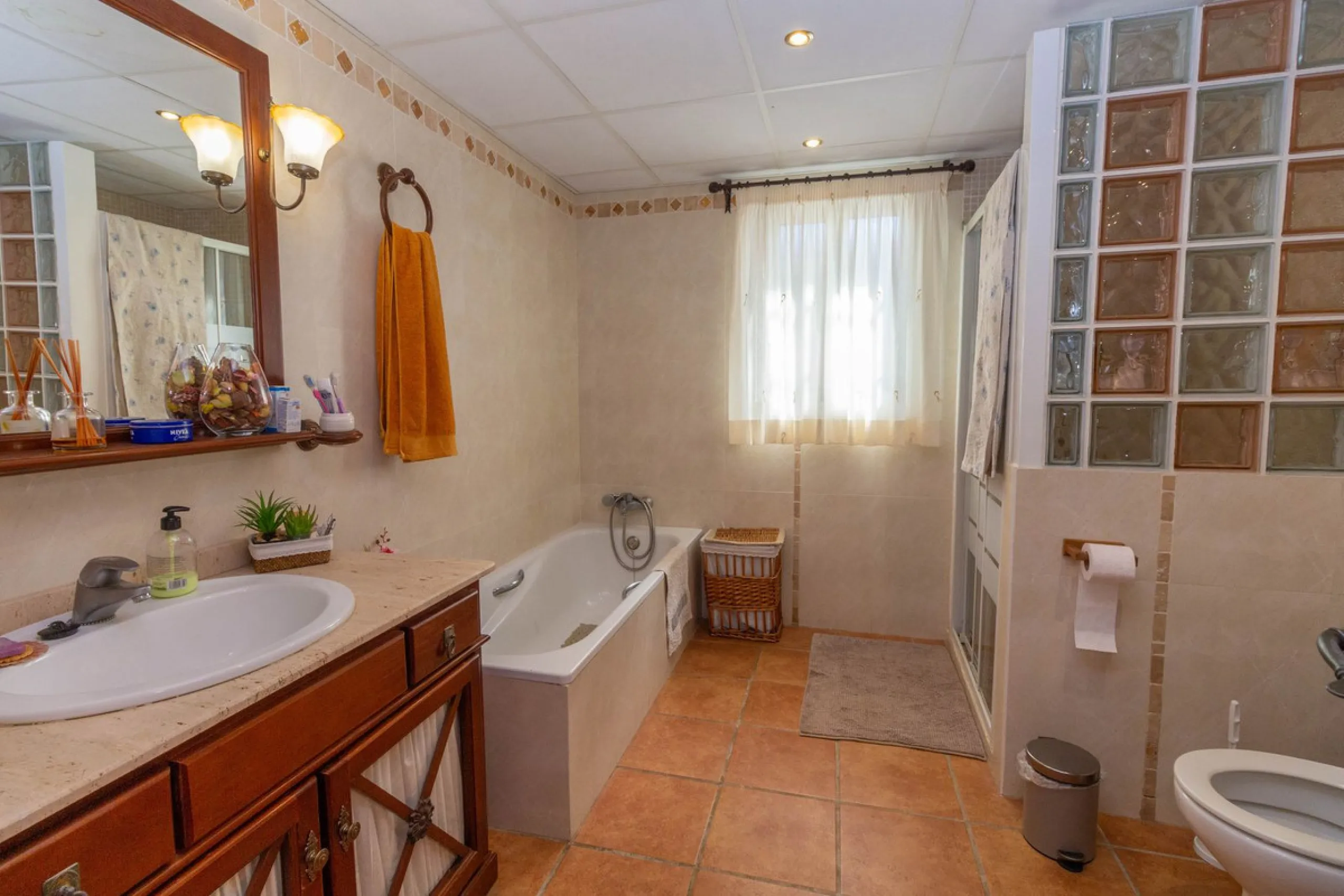 Discover the epitome of rustic elegance in this magnificent Andalucian cortijo, nestled in the serene countryside of Entrerrios (15 mins to Fuengirola and La Cala de Mijas). Built in 2004 to impeccable standards, this detached house offers a harmonious bl