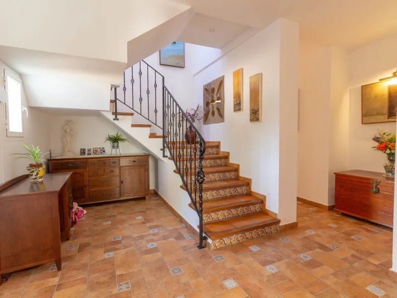 Discover the epitome of rustic elegance in this magnificent Andalucian cortijo, nestled in the serene countryside of Entrerrios (15 mins to Fuengirola and La Cala de Mijas). Built in 2004 to impeccable standards, this detached house offers a harmonious bl