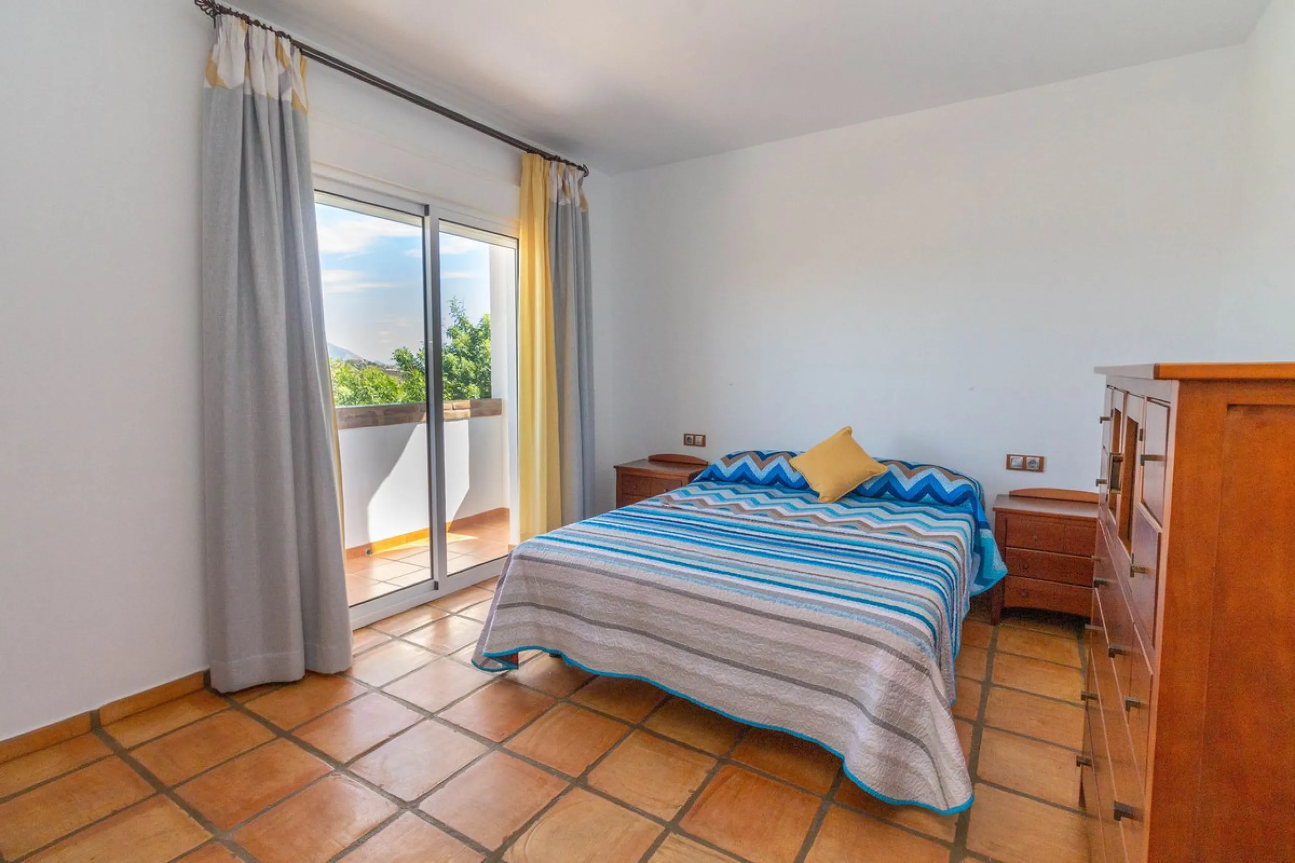Discover the epitome of rustic elegance in this magnificent Andalucian cortijo, nestled in the serene countryside of Entrerrios (15 mins to Fuengirola and La Cala de Mijas). Built in 2004 to impeccable standards, this detached house offers a harmonious bl