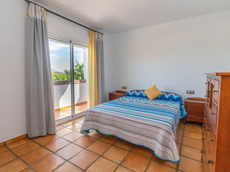 Discover the epitome of rustic elegance in this magnificent Andalucian cortijo, nestled in the serene countryside of Entrerrios (15 mins to Fuengirola and La Cala de Mijas). Built in 2004 to impeccable standards, this detached house offers a harmonious bl