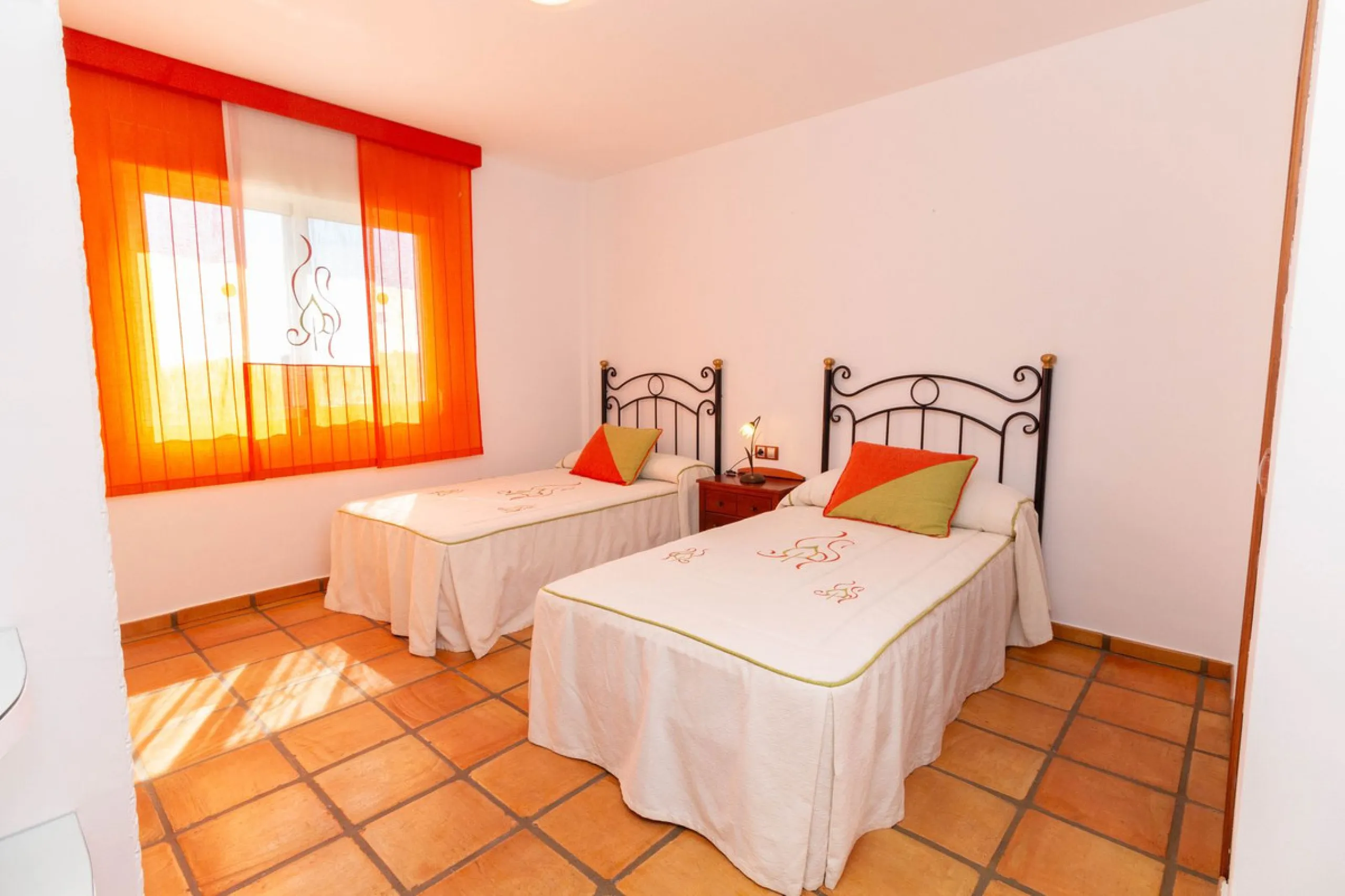 Discover the epitome of rustic elegance in this magnificent Andalucian cortijo, nestled in the serene countryside of Entrerrios (15 mins to Fuengirola and La Cala de Mijas). Built in 2004 to impeccable standards, this detached house offers a harmonious bl