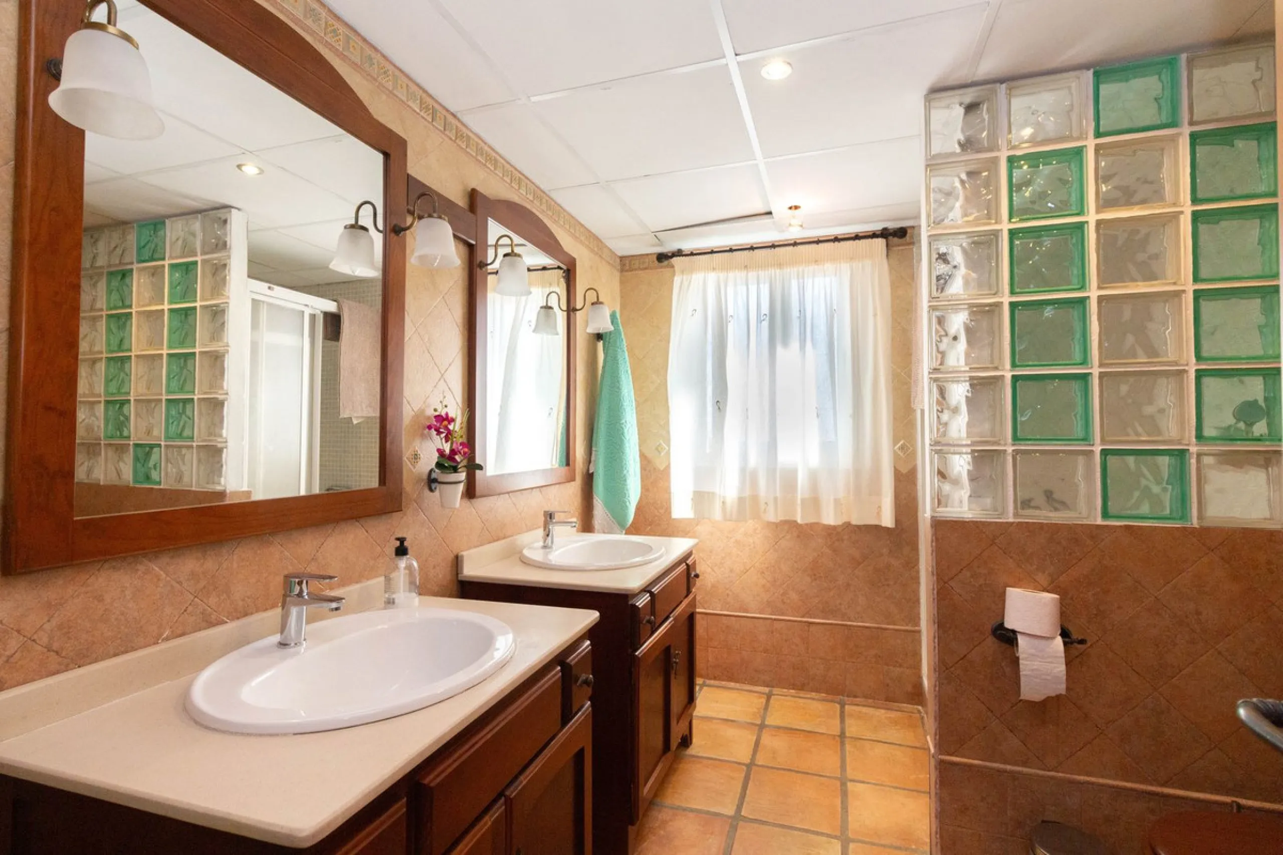 Discover the epitome of rustic elegance in this magnificent Andalucian cortijo, nestled in the serene countryside of Entrerrios (15 mins to Fuengirola and La Cala de Mijas). Built in 2004 to impeccable standards, this detached house offers a harmonious bl