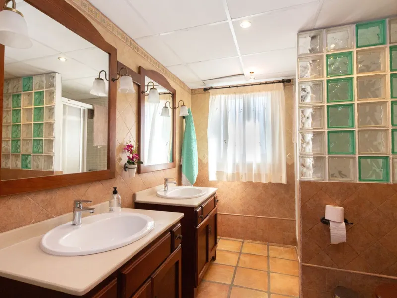 Discover the epitome of rustic elegance in this magnificent Andalucian cortijo, nestled in the serene countryside of Entrerrios (15 mins to Fuengirola and La Cala de Mijas). Built in 2004 to impeccable standards, this detached house offers a harmonious bl