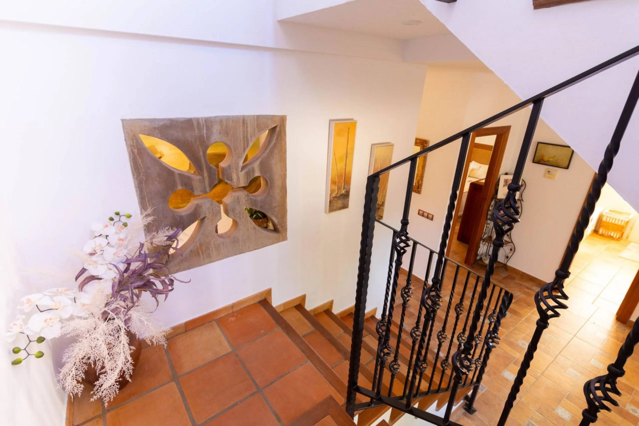 Discover the epitome of rustic elegance in this magnificent Andalucian cortijo, nestled in the serene countryside of Entrerrios (15 mins to Fuengirola and La Cala de Mijas). Built in 2004 to impeccable standards, this detached house offers a harmonious bl