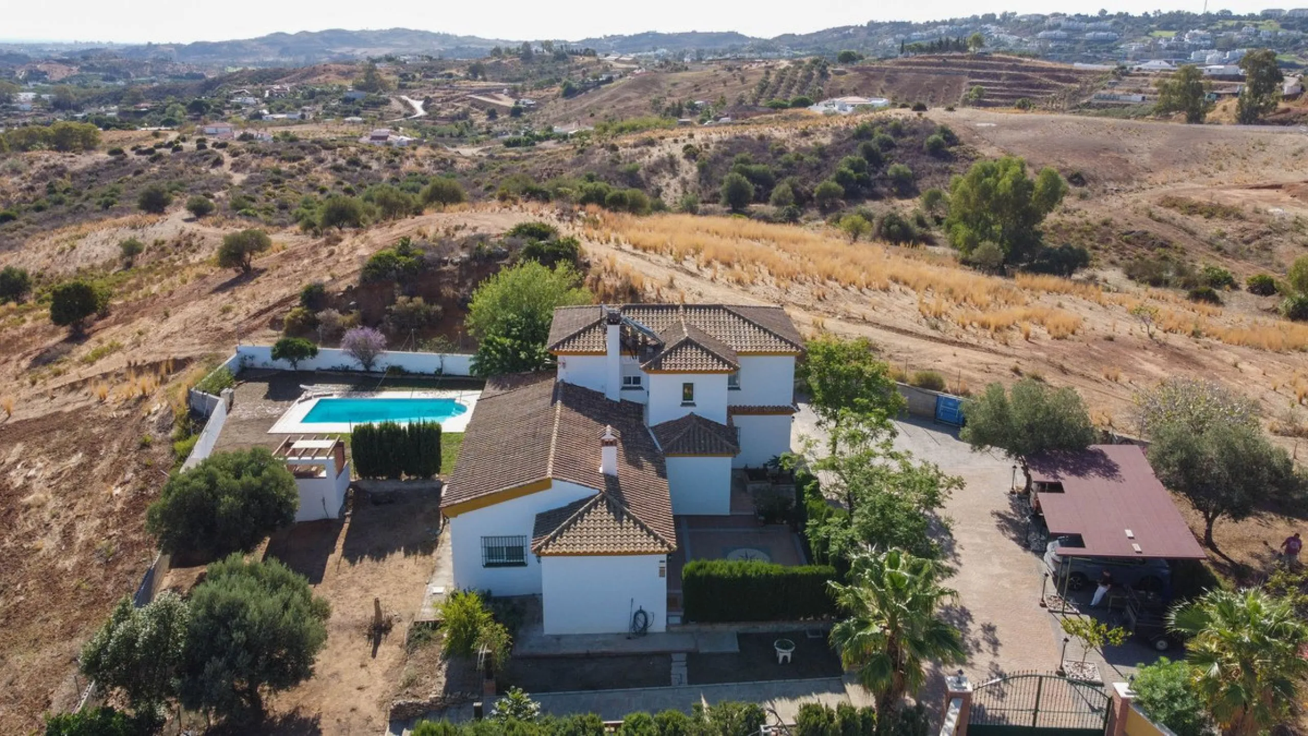 Discover the epitome of rustic elegance in this magnificent Andalucian cortijo, nestled in the serene countryside of Entrerrios (15 mins to Fuengirola and La Cala de Mijas). Built in 2004 to impeccable standards, this detached house offers a harmonious bl