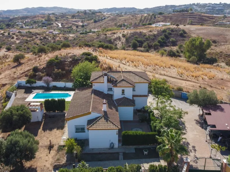 Discover the epitome of rustic elegance in this magnificent Andalucian cortijo, nestled in the serene countryside of Entrerrios (15 mins to Fuengirola and La Cala de Mijas). Built in 2004 to impeccable standards, this detached house offers a harmonious bl