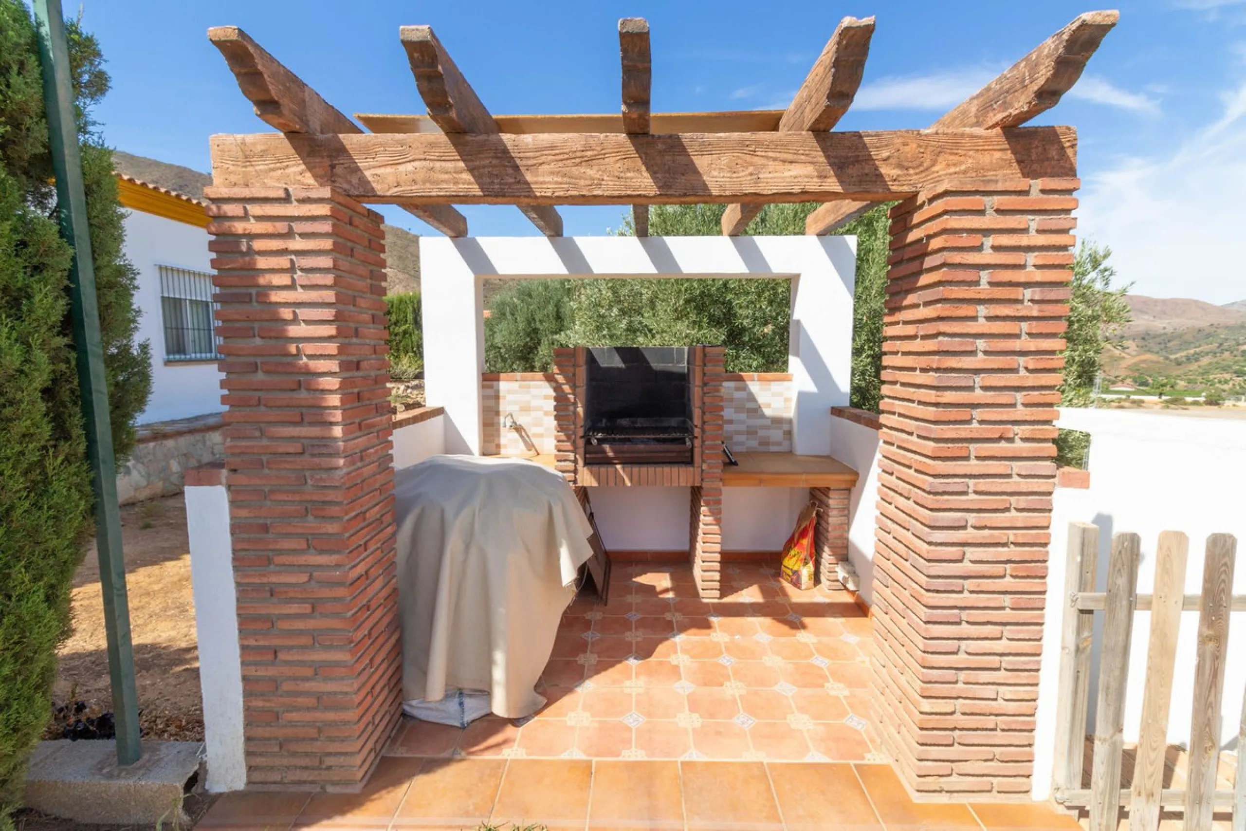 Discover the epitome of rustic elegance in this magnificent Andalucian cortijo, nestled in the serene countryside of Entrerrios (15 mins to Fuengirola and La Cala de Mijas). Built in 2004 to impeccable standards, this detached house offers a harmonious bl
