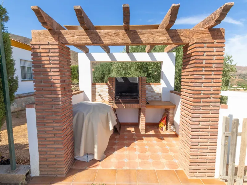 Discover the epitome of rustic elegance in this magnificent Andalucian cortijo, nestled in the serene countryside of Entrerrios (15 mins to Fuengirola and La Cala de Mijas). Built in 2004 to impeccable standards, this detached house offers a harmonious bl