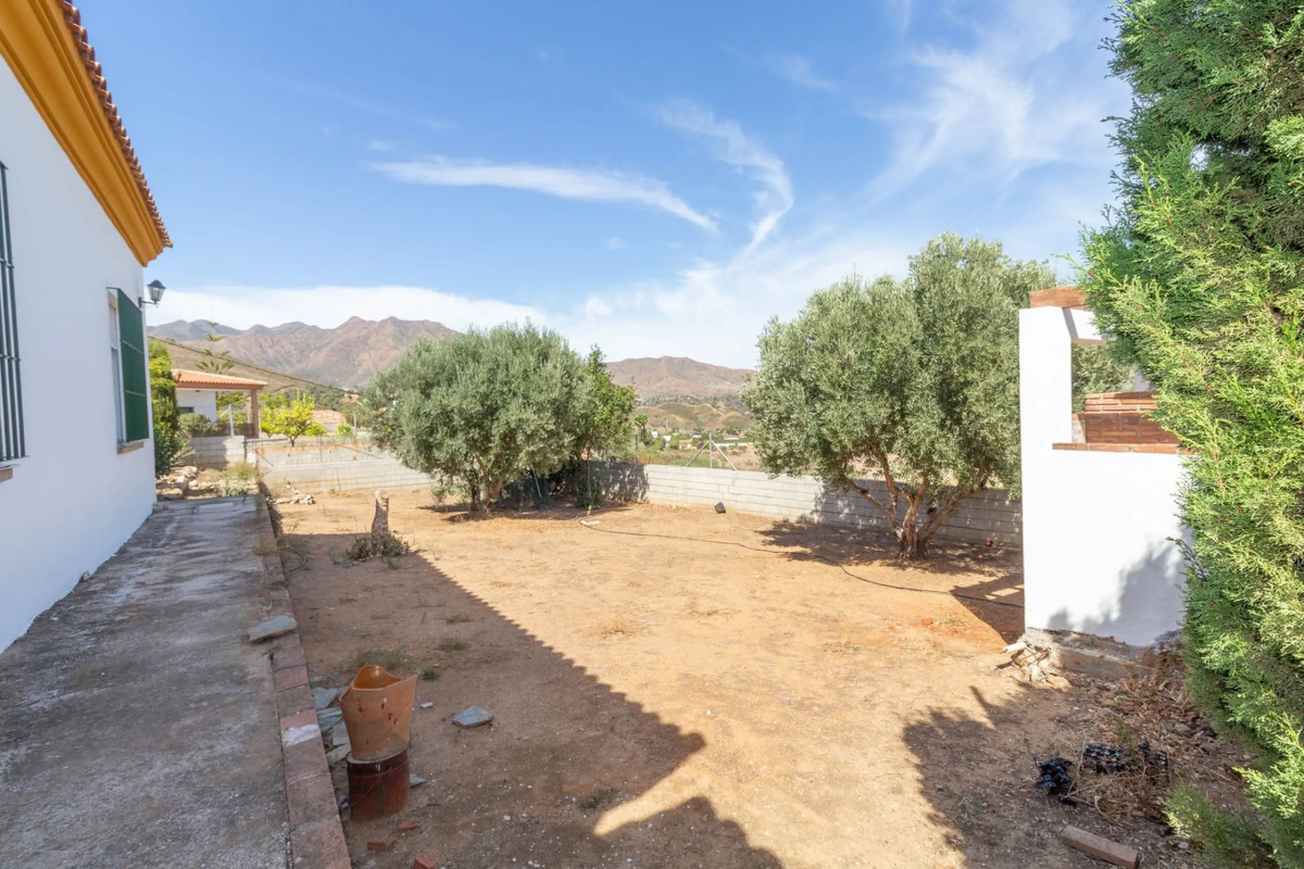 Discover the epitome of rustic elegance in this magnificent Andalucian cortijo, nestled in the serene countryside of Entrerrios (15 mins to Fuengirola and La Cala de Mijas). Built in 2004 to impeccable standards, this detached house offers a harmonious bl