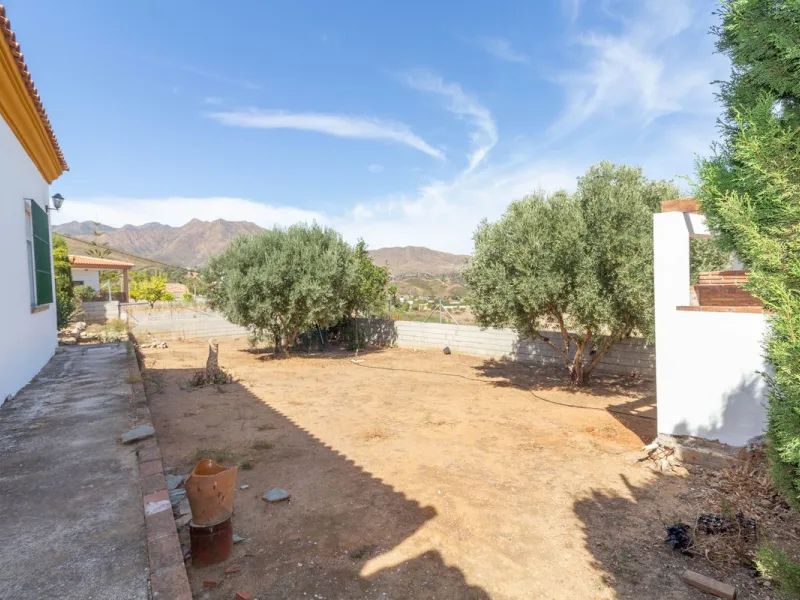 Discover the epitome of rustic elegance in this magnificent Andalucian cortijo, nestled in the serene countryside of Entrerrios (15 mins to Fuengirola and La Cala de Mijas). Built in 2004 to impeccable standards, this detached house offers a harmonious bl