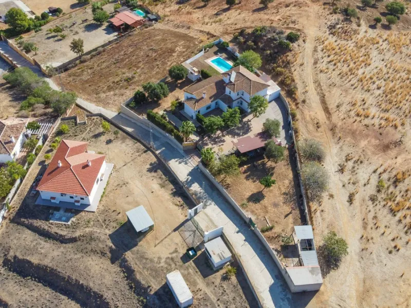 Discover the epitome of rustic elegance in this magnificent Andalucian cortijo, nestled in the serene countryside of Entrerrios (15 mins to Fuengirola and La Cala de Mijas). Built in 2004 to impeccable standards, this detached house offers a harmonious bl