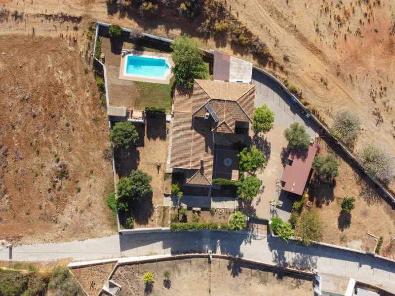 Discover the epitome of rustic elegance in this magnificent Andalucian cortijo, nestled in the serene countryside of Entrerrios (15 mins to Fuengirola and La Cala de Mijas). Built in 2004 to impeccable standards, this detached house offers a harmonious bl