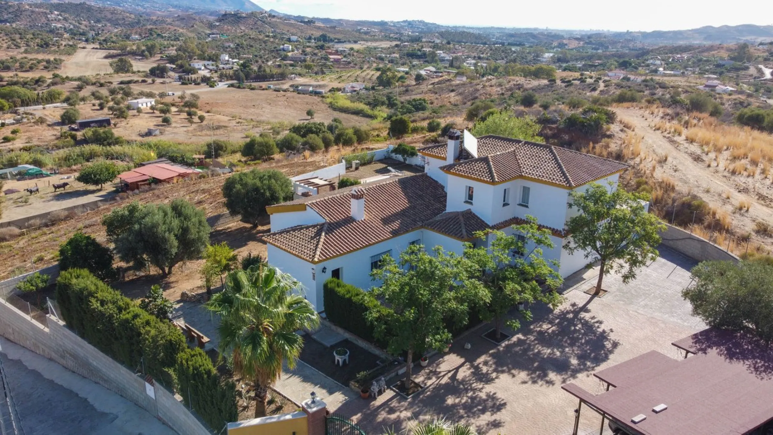 Discover the epitome of rustic elegance in this magnificent Andalucian cortijo, nestled in the serene countryside of Entrerrios (15 mins to Fuengirola and La Cala de Mijas). Built in 2004 to impeccable standards, this detached house offers a harmonious bl