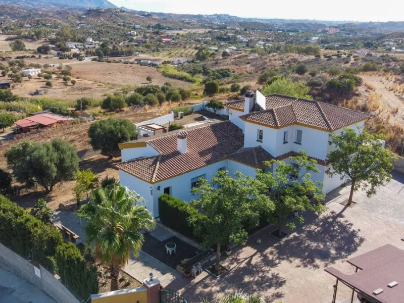 Discover the epitome of rustic elegance in this magnificent Andalucian cortijo, nestled in the serene countryside of Entrerrios (15 mins to Fuengirola and La Cala de Mijas). Built in 2004 to impeccable standards, this detached house offers a harmonious bl