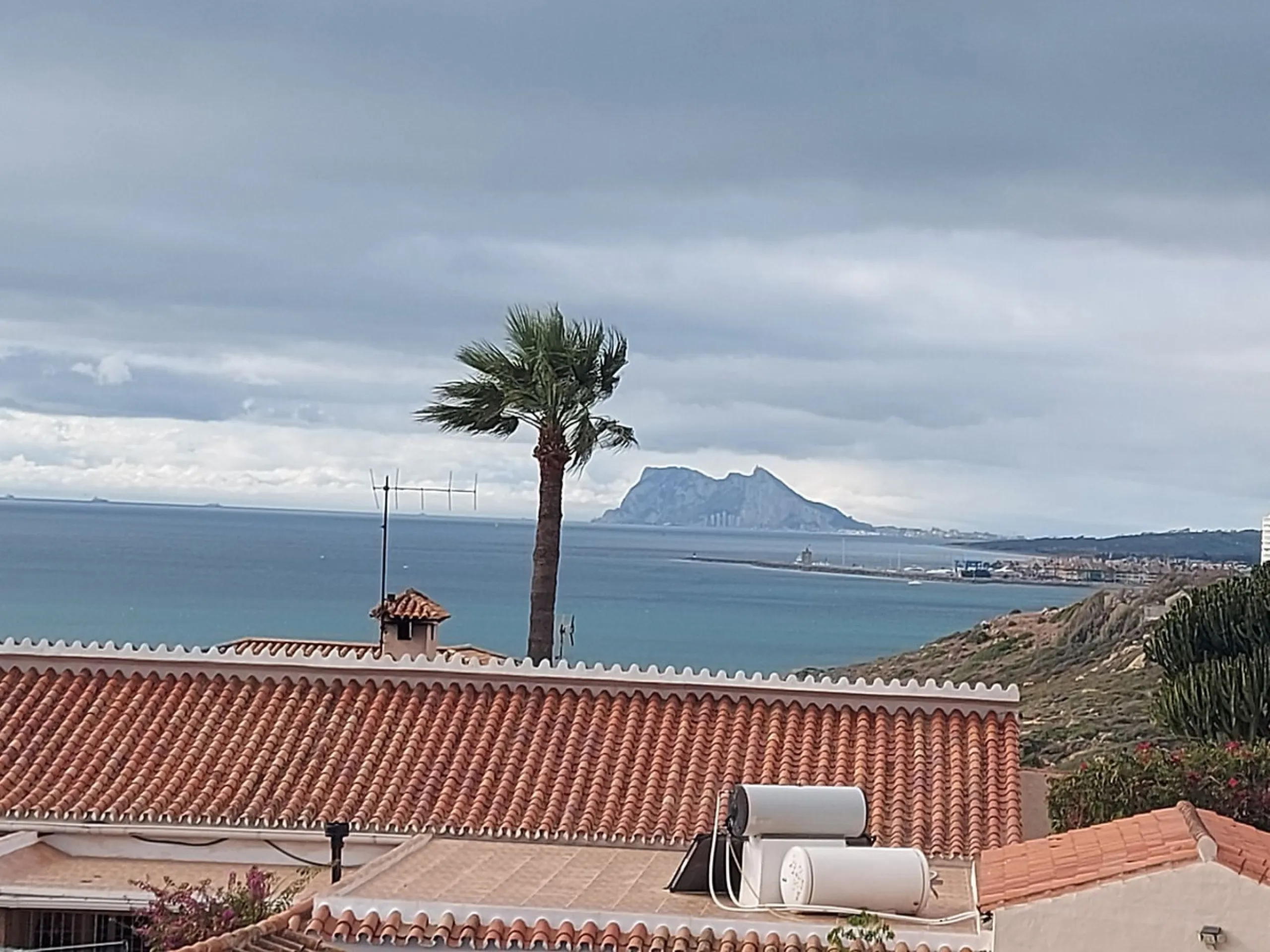 South Facing Villa / Bungalow situated on a large corner plot,