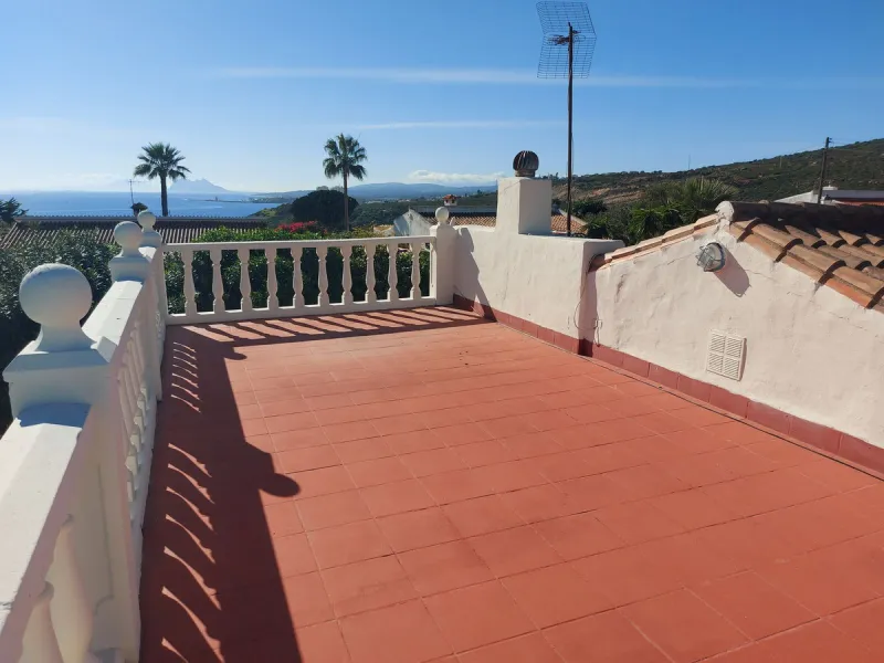 South Facing Villa / Bungalow situated on a large corner plot,