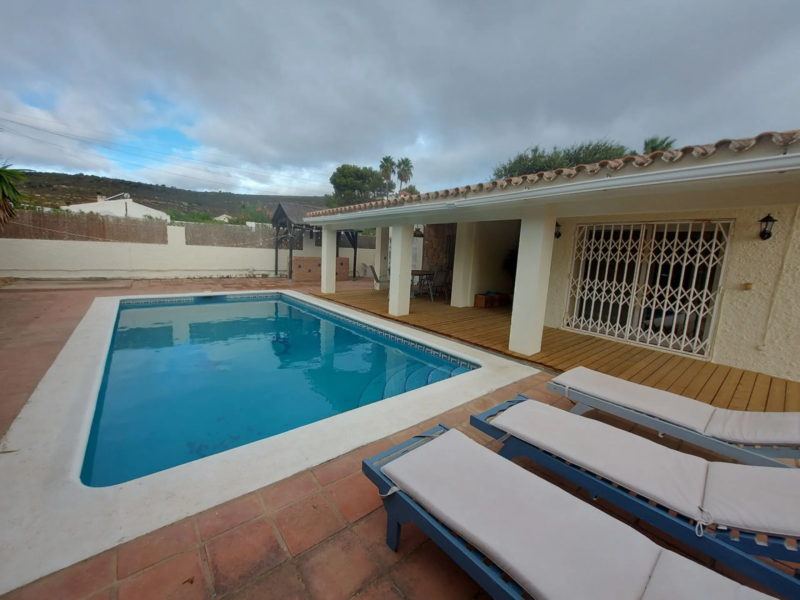 South Facing Villa / Bungalow situated on a large corner plot,